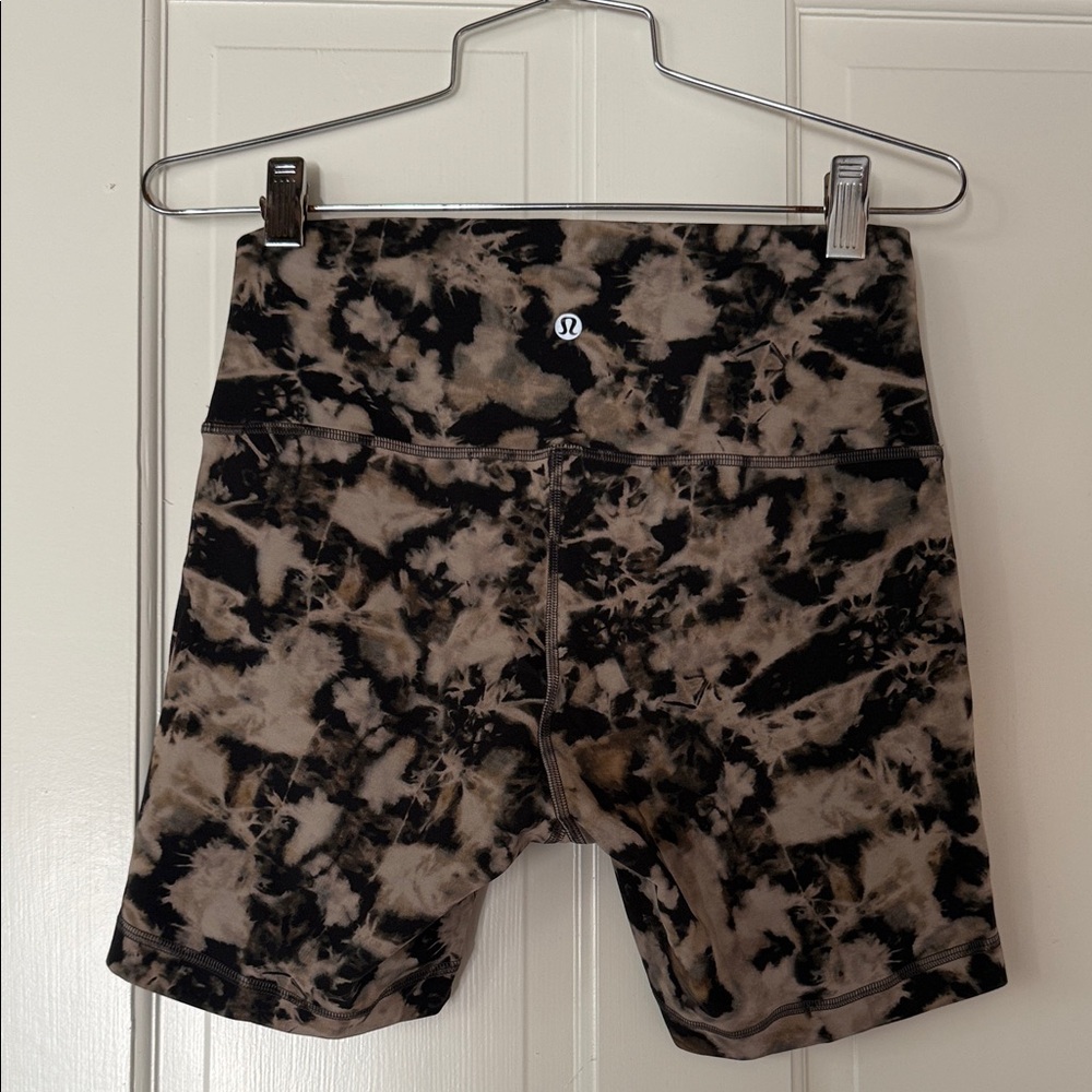 lululemon athletica Women's Black and Brown Tie-Dye Bike Shorts